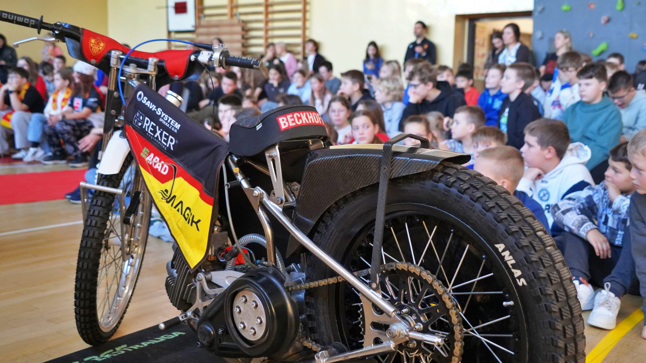 Żużlowcy i rajdowcy odwiedzili szkołę pod Wrocławiem