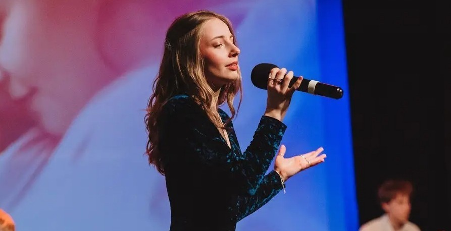 Nadia Reguła – wokalistka, pianistka, dziennikarka – zapraszamy na wywiad!